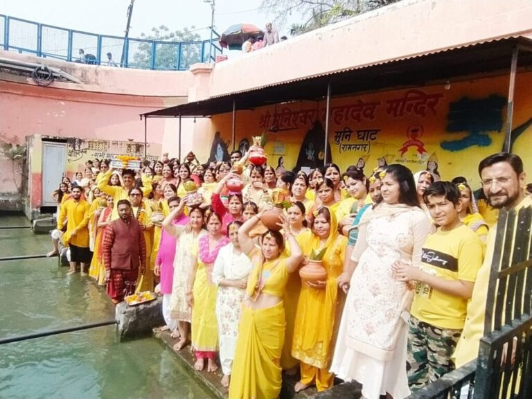 श्रीमद्भागवत जीवन में सत्य, निष्ठा, परोपकार और धर्म के मार्ग पर चलने की प्रेरणा देती है, कथा के पूर्व निकाली गई कलश यात्रा