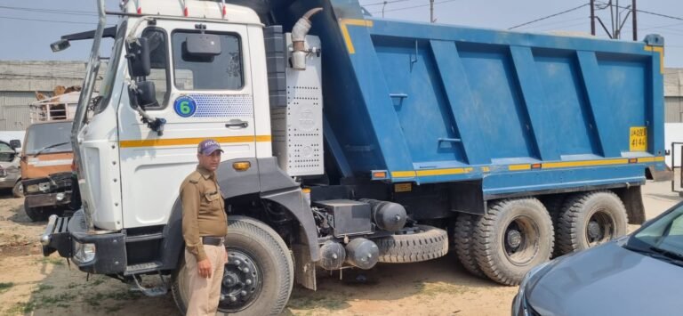 पुलिस ने चेकिंग के दौरान अवैध खनन से भरे ट्रक को कब्जे में लेकर किया सीज