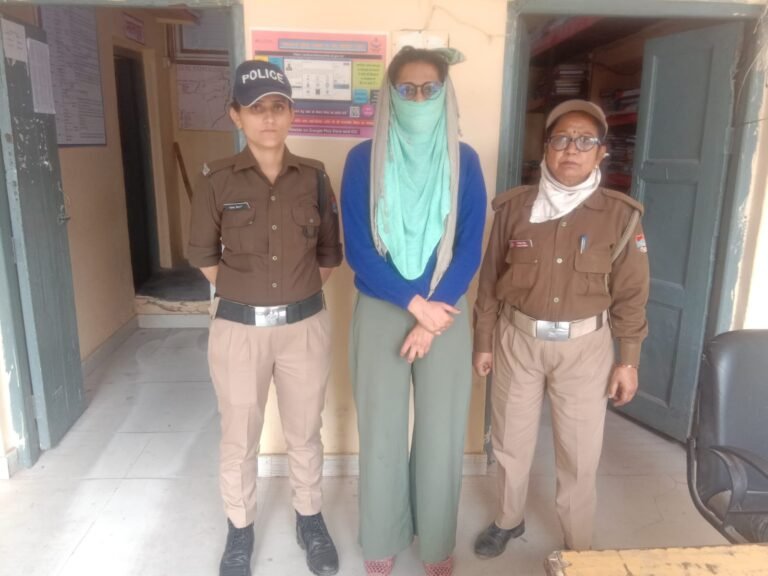 जिम संचालक से मांगे पांच लाख, ब्लैकमेलर युवती गिरफ्तार, मां फरार, जिम संचालक को यौन उत्पीड़ने के झूठे मुकदमें में फंसाने की दे रही थी धमकी