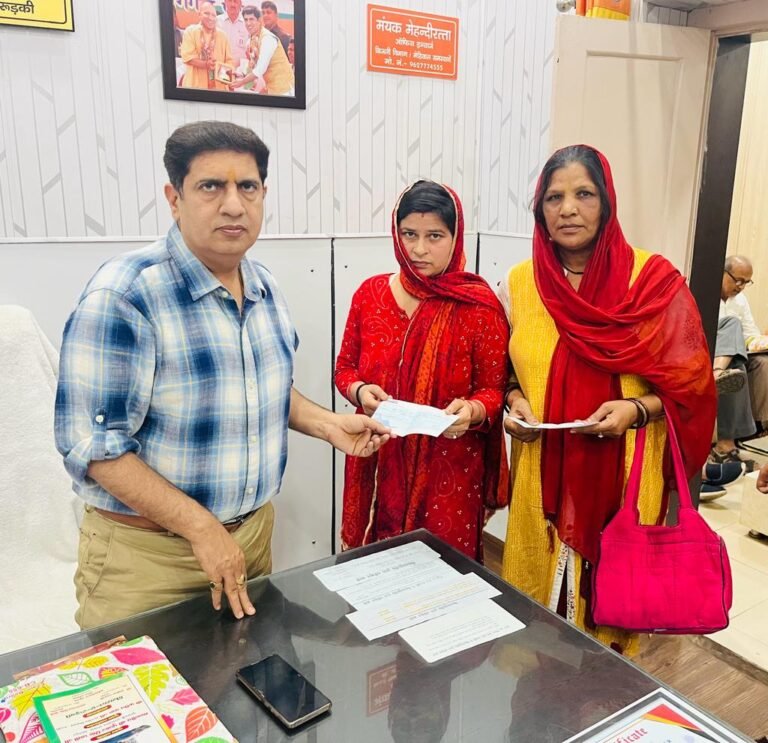 जरूरतमंदों की बढ़ चढ़कर मदद कर रही है धामी सरकार, रुड़की विधायक प्रदीप बत्रा ने राहत राशि के चेक वितरित किए