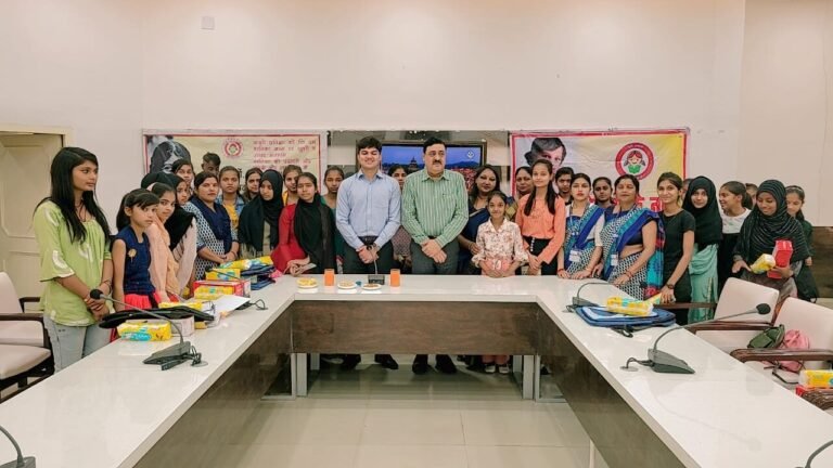जिलाधिकारी विनय शंकर पाण्डेय ने बालिकाओं को सोशल मीडिया से दूर रहने का किया आह्वान