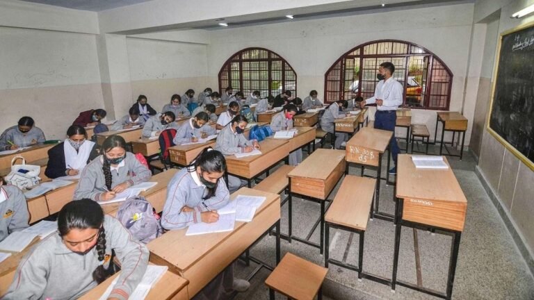उत्तराखंड बोर्ड 12वीं की परीक्षाएं आज से शुरू, इसके बिना परीक्षार्थियों को केंद्र में नहीं मिलेगा प्रवेश