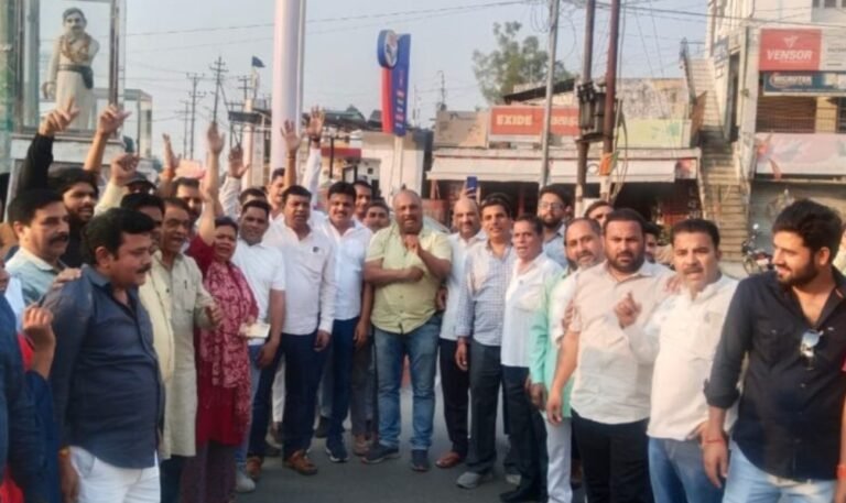 काबिना मंत्री प्रेमचंद अग्रवाल की बर्खास्तगी को लेकर कांग्रेसियों ने सिविल लाइन में किया प्रदर्शन, दहन किया पुतला