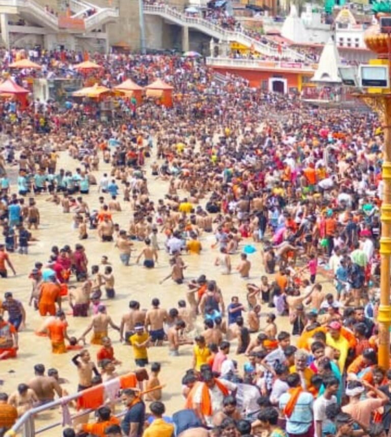 लगभग अड़सठ लाख शिव भक्तों ने भरा जल , बम बम भोले के जयकारों से गूंज उठी धर्मनगरी।