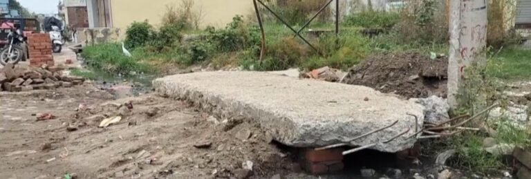 ढण्डेरा नगर पंचायत क्षेत्रान्तर्गत राजविहार काॅलोनी की मुख्य सड़क पर बनी पुलिया के क्षतिग्रस्त होने से लोगों को आवाजाही में उठानी पड़ रही बड़ी परेशानी
