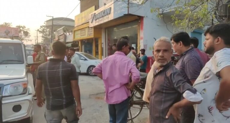 डेंगू के लार्वा को नष्ट करने के लिए ज्वाइंट मजिस्ट्रेट रुड़की अभिनव शाह ने मुख्य नगर आयुक्त विजयनाथ शुक्ल व नगर निगम की टीम के साथ रामनगर क्षेत्र में चलाया अभियान