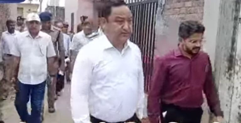 हरिद्वार जिलाधिकारी धीराज सिंह गब्र्याल ने बृहस्पतिवार को आमजन को डेंगू के प्रति सतर्क व जागरूक करने की दृष्टि से रुड़की के मेहवड़ कलां सहित विभिन्न क्षेत्रों का किया औचक निरीक्षण
