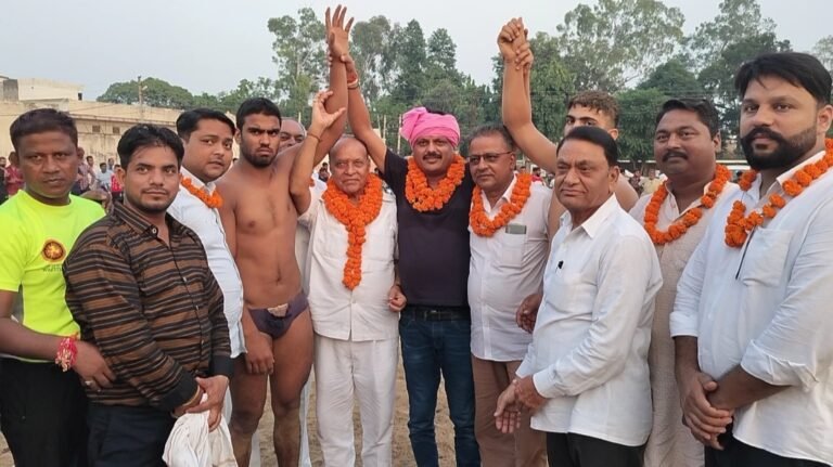हनुमान कुश्ती अखाड़ा नेहरू स्टेडियम की ओर से केएल डीएवी डिग्री काॅलेज मैदान में गोगाजी महाड़ी मेले के उपलक्ष में एक दिवसीय दंगल प्रतियोगिता का किया गया आयोजन