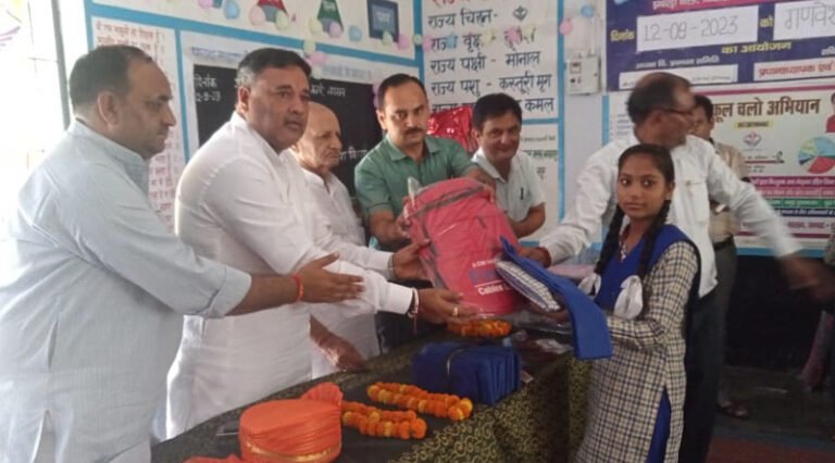 फिनोलैक्स कैबल्स लि. कंपनी द्वारा राजकीय प्राथमिक एवं उच्च प्राथमिक विद्यालय झबरेड़ी कलां में 150 बच्चों को स्कूली बैैग किए गए वितरित