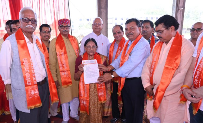 आनन्द स्वरूप आर्य सरस्वती विद्या मन्दिर के ‘केशव भवन’ शिशु मन्दिर का शिलान्यास एवं भूमि पूजन कार्यक्रम का प्रारम्भ पुरोहित विवेक पाण्डेय एवं योगेश शास्त्री द्वारा यज्ञ के माध्यम से किया गया