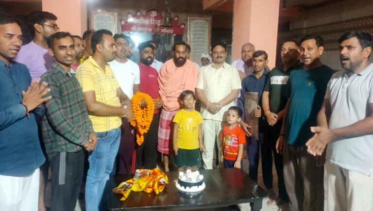 बेहडेकी सैदाबाद गांव पहुंचकर पूर्व राज्यमंत्री सुबोध राकेश ने कन्हैया मंदिर में भगवान श्रीकृष्ण व पवनपुत्र हनुमान की पूजा-अर्चना की