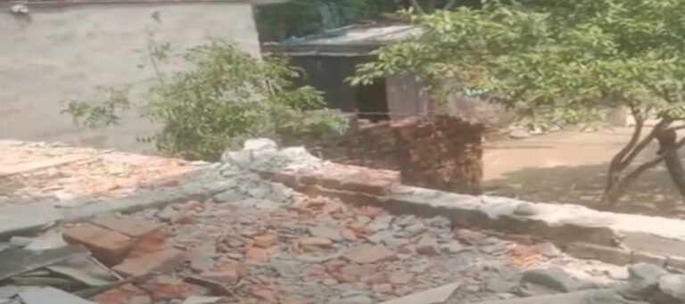 टोड़ा अहतमालपुर में दबंगों ने पड़ोसी गरीब के साथ मारपीट करते हुए जबरदस्ती खोला रास्ता