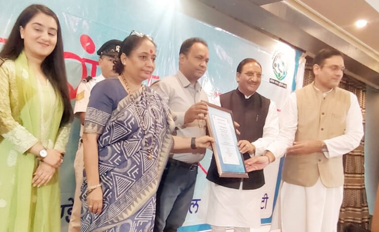 कुसुम कांता फाउंडेशन और मंथन वेलफेयर सोसायटी ने प्रो0 डाॅ0 राकेश सैनी को शिक्षक दिवस के मौके पर उनकी विशिष्ट उपलब्धियों के लिए ‘ज्ञान गंगा अवार्ड’ देकर अतिथियों द्वारा किया गया सम्मानित