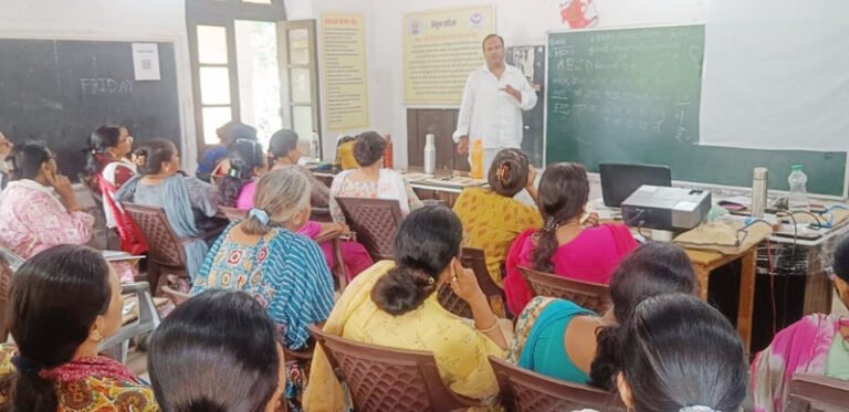मैथोडिस्ट इंटर काॅलेज में चल रहे छः दिवसीय सेवारत प्रशिक्षण के दूसरे दिन सन्दर्भदाताओं ने प्रतिभागियों को भारत सरकार के मिशन से कराया रुबरू