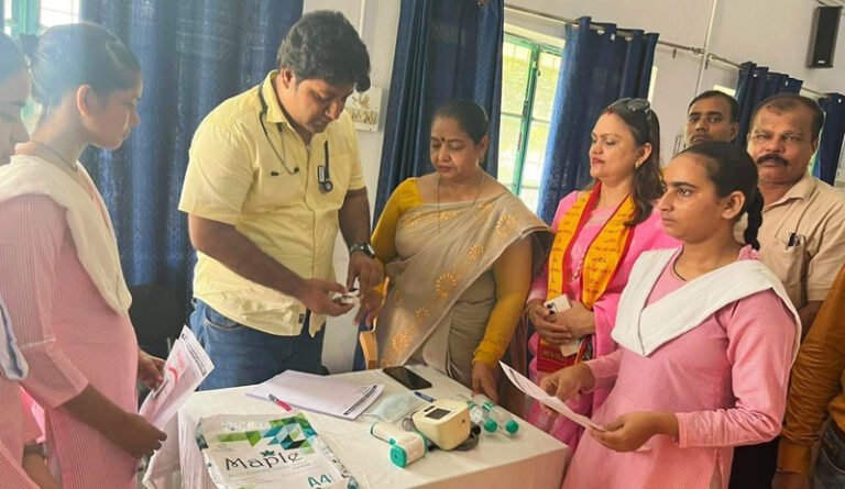रुड़की स्थित गांधी महिला शिल्प इंटर काॅलेज में स्वराज फाउंडेशन और भाजपा जिला रुड़की द्वारा एक स्वास्थ्य जागरूकता शिविर का आयोजन किया गया