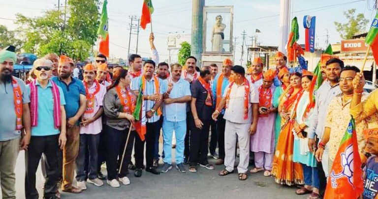 बागेश्वर उप-चुनाव में भाजपा की जीत पर रुड़की के भाजपा कार्यकर्ताओं ने चन्द्रशेखर चैक पर एकत्रित होकर जीत की खुशी का जश्न मनाया
