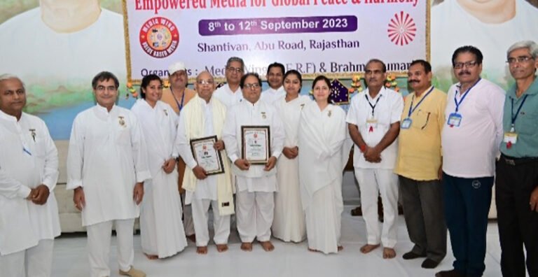 वरिष्ठ राजयोगी बीके सूर्य तथा ब्रह्माकुमारीज मिडियाविंग के नेशनल काॅर्डिनेटर राजयोगी बीके शांतनु को उनके हिंदी के प्रति विशेष योगदान के लिए विद्या वाचस्पति की मानद उपाधि से विभूषित किया गया