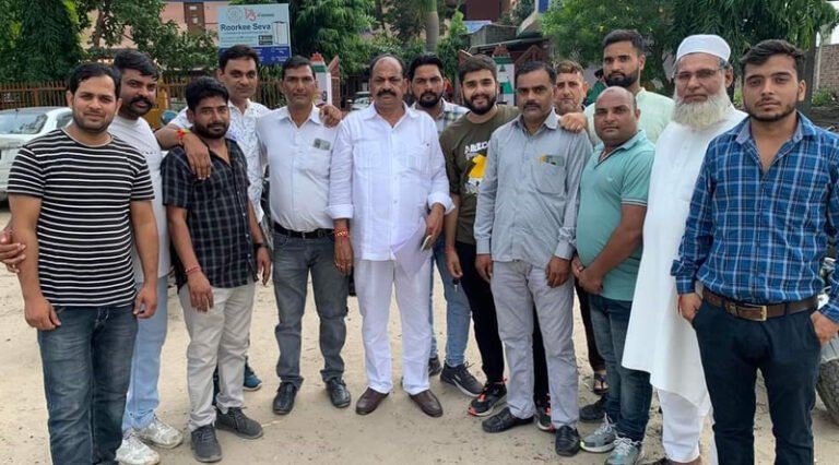 रुड़की एआरटीओ द्वारा ई-रिक्शा चालकों पर जबरन थोपा जा रहा तीन साल तक का रोड़ टैक्स