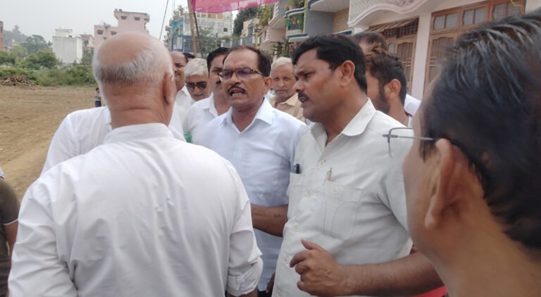 नंदविहार काॅलोनी में जीवनदीप आश्रम के सामने स्थानीय काॅलोनी के लोगों ने शुरू किया धरना-प्रदर्शन
