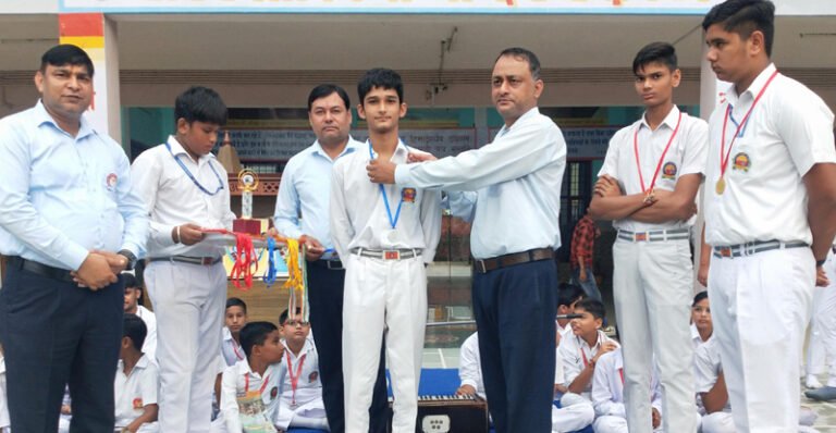 आनन्द स्वरुप आर्य सरस्वती विद्या मन्दिर में विद्यालय के होनहार युवा खिलाड़ियों को उनके संकुल एथलेटिक्स खेलकूद एवं क्षेत्रीय बाॅक्सिंग प्रतियोगिताओं एवं प्रान्तीय गणित, विज्ञान बौद्धिक प्रतियोगिताओं में बेहतरीन प्रदर्शन करने एवं विद्यालय का नाम रोशन करने पर विद्यालय द्वारा सम्मानित किया गया