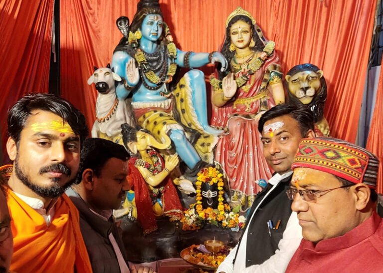 माता मन्कामेश्वरी दुर्गा मंदिर में महाशिवरात्रि पर्व पर मुख्य यजमान मनोज कुमार जैन, धर्मपत्नी अलका व जैन परिवार ने मंदिर आचार्य द्वारा विधिवत कराई शिवशक्ति पूजा-अर्चना
