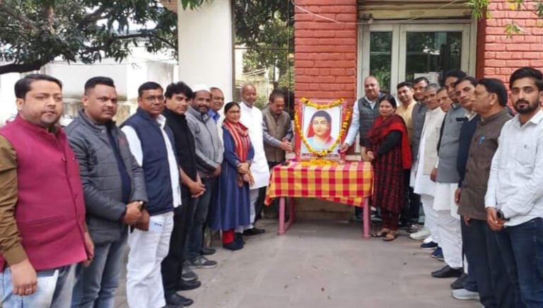 भारत की प्रथम महिला शिक्षिका माता सावित्री बाई फूले की पुण्यतिथि के मौके पर श्रद्धांजलि सभा सिविल लाईन स्थित कांग्रेस कार्यालय पर की गई आयोजित