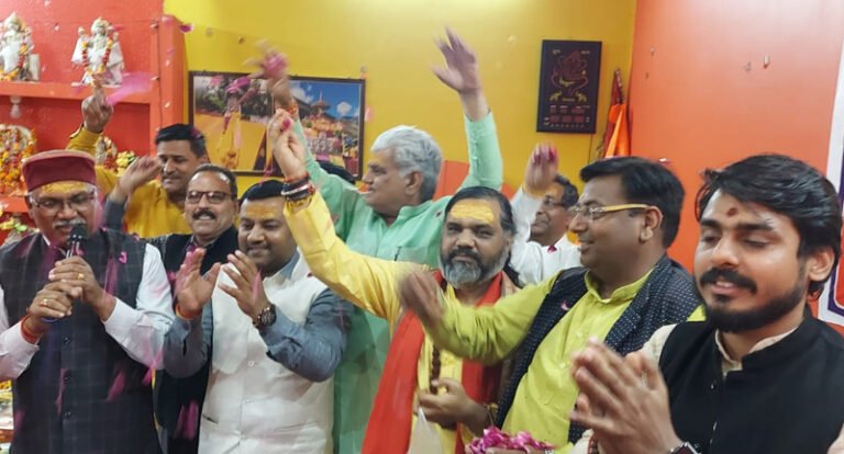 ज्योतिष गुरुकुलम में होली मिलन कार्यक्रम में भजन, संकीर्तन, कविताओं एवं हास्य रस की भव्य प्रस्तुति कर फूलों की होली खेल एक दूसरे को दी गई बधाई