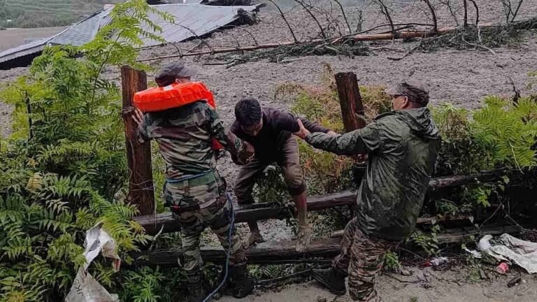 उत्तरकाशी के धराली में बादल फटने से आई बाढ़, चार की मौत, कई लापता, रेस्क्यू जारी