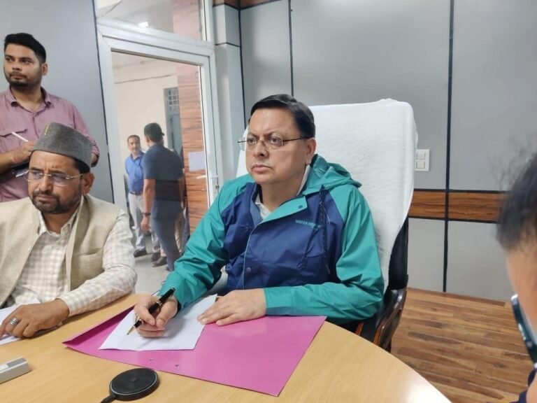 मुख्यमंत्री पुष्कर सिंह धामी ने उत्तरकाशी स्थित आपदा नियंत्रण कक्ष से राहत एवं बचाव कार्यों की गहन समीक्षा की, राहत कार्यों को तीव्र गति से आगे बढ़ाने के दिए निर्देश