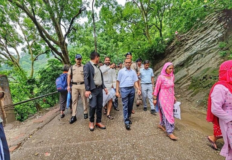 हरिद्वार डीएम मयूर दीक्षित ने प्रातःकाल में किया विभिन्न क्षेत्रों का निरीक्षण, फील्ड कर्मियों को क्षेत्र में ही बने रहने के सख्त आदेश