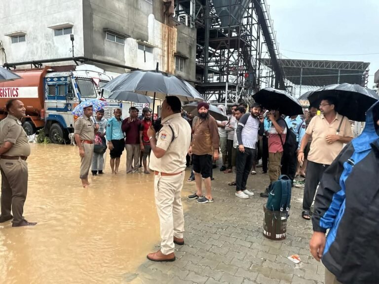 बहादराबाद में फैक्टरी में बाढ़ का पानी घुसने से मचा हड़कंप, राहत-बचाव टीम पहुंची, 52 लोगों को बचाया