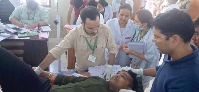 धराली क्षेत्र में हाल ही में बादल फटने से उत्पन्न आपदा के बीच स्वास्थ्य विभाग ने संभाला मोर्चा, ग्राउंड जीरो पर पहुंची स्वास्थ्य विभाग की टीमें, घायलों का मौके पर शुरू किया उपचार, जल्द ही अन्य मेडिकल टीमें भी राहत कार्यों में जुट जाएंगी