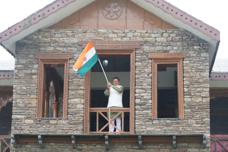 मुख्यमंत्री पुष्कर सिंह धामी ने मुख्यमंत्री आवास में ‘हर घर तिरंगा’ अभियान के अंतर्गत तिरंगा फहराया