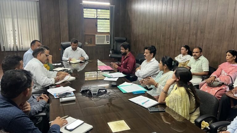 आंगनबाड़ी केंद्र, विद्यालय भवन एवं भोजन माता कक्षों की मरम्मत के लिए बैठक आयोजित