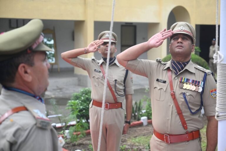 हर्षोल्लास के साथ मनाया गया 79 वां स्वतंत्रता दिवस, एसएसपी प्रमेन्द्र सिंह डोबाल ने ध्वजारोहण कर शपथ दिलाते हुए दी स्वतंत्रता दिवस की शुभकामनाएं, देश को आजादी दिलाने में महत्वपूर्ण योगदान देने वाले वीर सपूतों को किया याद