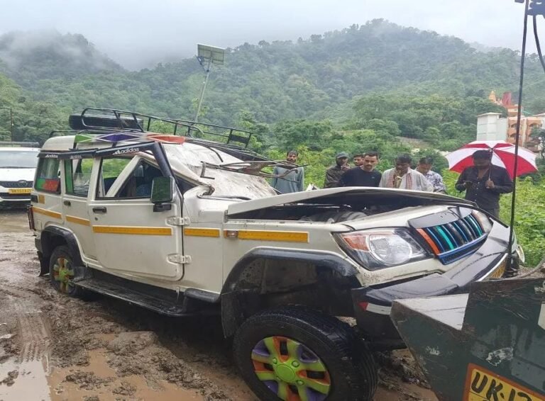 कोटद्वार की ओर आ रहे मैक्स वाहन पर बड़ा बोल्डर गिरा, दो लोगों की मौके पर मौत हो गई, जबकि सात अन्य घायल