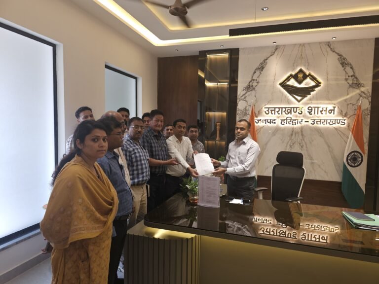 पौड़ी डीएम की कार्रवाई से इंजीनियरों में आक्रोश, डीएम हरिद्वार को सौंपा ज्ञापन