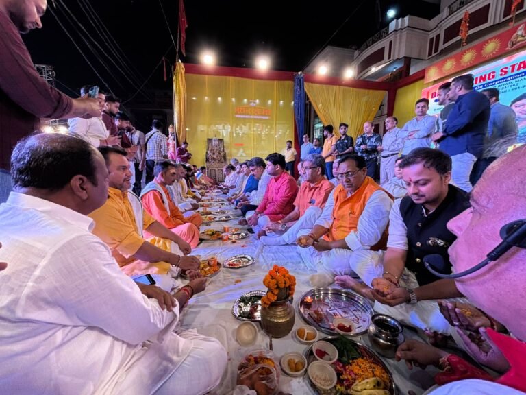 नगर के सम्मानित लोगों ने विशेष पूजा के साथ किया बीटी गंज की 106वीं रामलीला का शुभारंभ