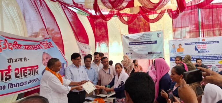 स्वस्थ नारी सशक्त परिवार अभियान कार्यक्रम के तहत लगाया जा रहे स्वास्थ्य शिविरो में क्षेत्रवासियों का किया जा रहा है निःशुल्क उपचार