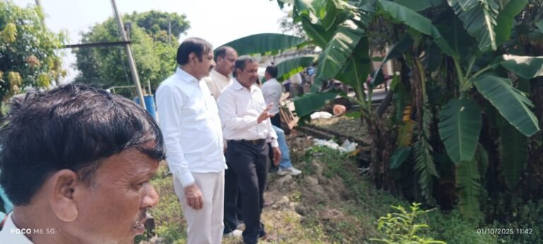 किसान आयोग के उपाध्यक्ष राज्य मंत्री स्तर चौधरी अजीत सिंह मत्स्य पालन के ग्रोथ सेंटर सेंटर थीथकी मैं मत्स्य तालाब पर पहुंचे