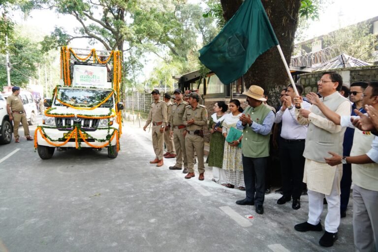 वन्यजीव सप्ताह के शुभारंभ अवसर पर मुख्यमंत्री श्री पुष्कर सिंह धामी द्वारा बाइक रैली को हरी झंडी दिखाकर किया गया रवाना