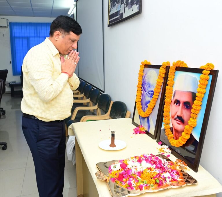 सूचना एवं लोकसंपर्क विभाग में राष्ट्रपिता महात्मा गांधी जी एवं भारत के पूर्व प्रधानमंत्री जी की जयंती पर श्रद्धांजलि कार्यक्रम आयोजित किया गया