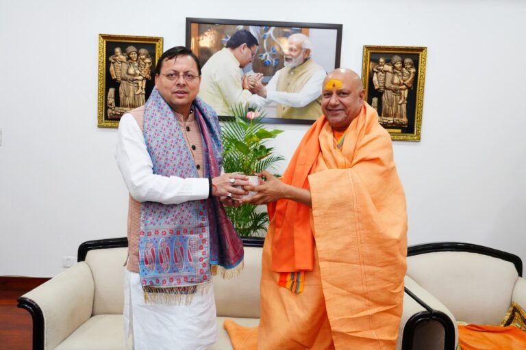 मुख्यमंत्री धामी से महामंडलेश्वर स्वामी यतीन्द्रानंद गिरि महाराज ने शिष्टाचार भेंट की