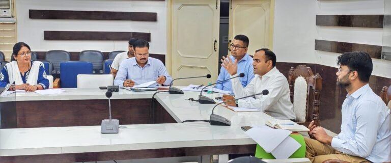 गन्दगी फैलाने, सार्वजनिक स्थानों पर थूकने वालों के विरुद्ध हो कार्यवाही: डीएम