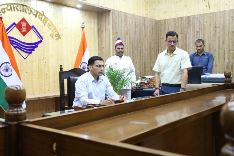 70 वर्षीय बुजुर्गों से अपने तीन नौनिहालों वाले बेटे बहु को बेदखल न करने का डीएम ने किया आग्रह