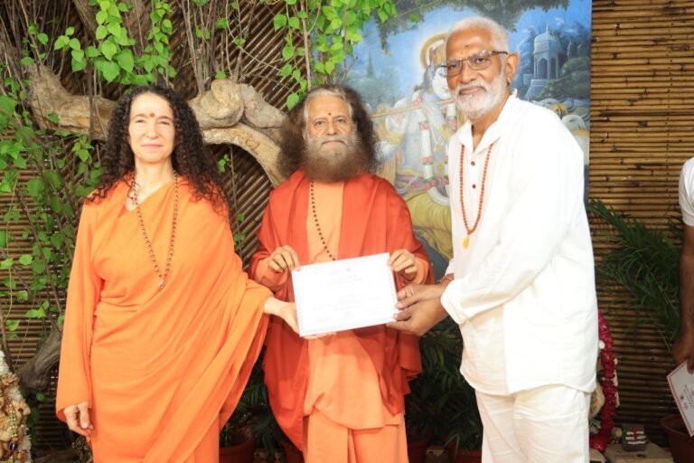 परमार्थ निकेतन में आयोजित इन्टरनेशनल योग टीचर ट्रेनिंग कोर्स का समापन