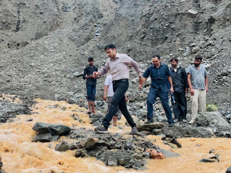 जिला प्रशासन ने बरसात थमते ही 07 दिन के भीतर आपदाग्रस्त क्षेत्र बटोली को सड़क से किया कनेक्ट; घर पहुंचने लगे वाहन 