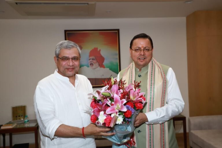 मुख्यमंत्री धामी ने नई दिल्ली में केन्द्रीय रेल मंत्री श्री अश्विनी वैष्णव से भेंट कर उत्तराखण्ड में रेल अवसंरचना के विकास पर चर्चा की