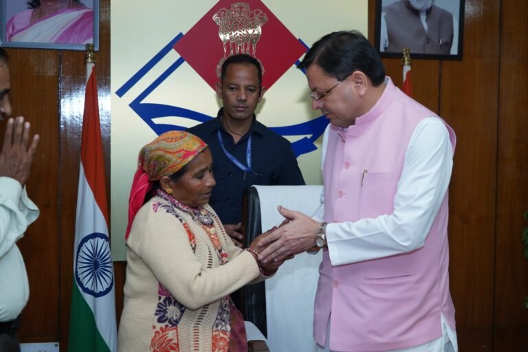 आश्रितों को मुख्यमंत्री धामी ने सचिवालय में 50-50 लाख की सहायता राशि के चेक प्रदान किये