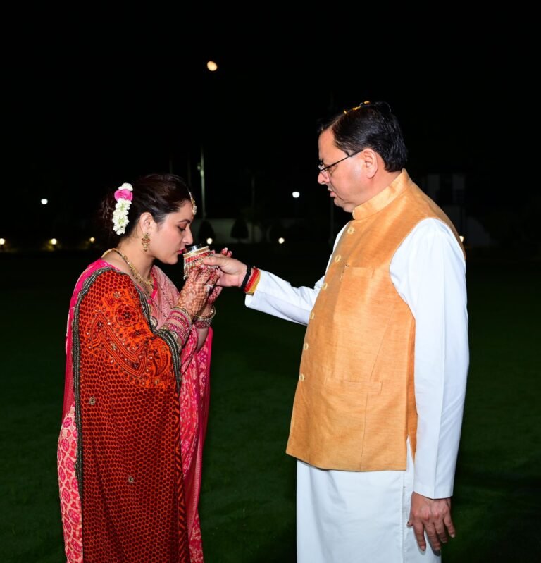 मुख्यमंत्री श्री पुष्कर सिंह धामी ने धर्मपत्नी श्रीमती गीता धामी के साथ मुख्यमंत्री आवास में मनाया करवा चौथ उत्सव